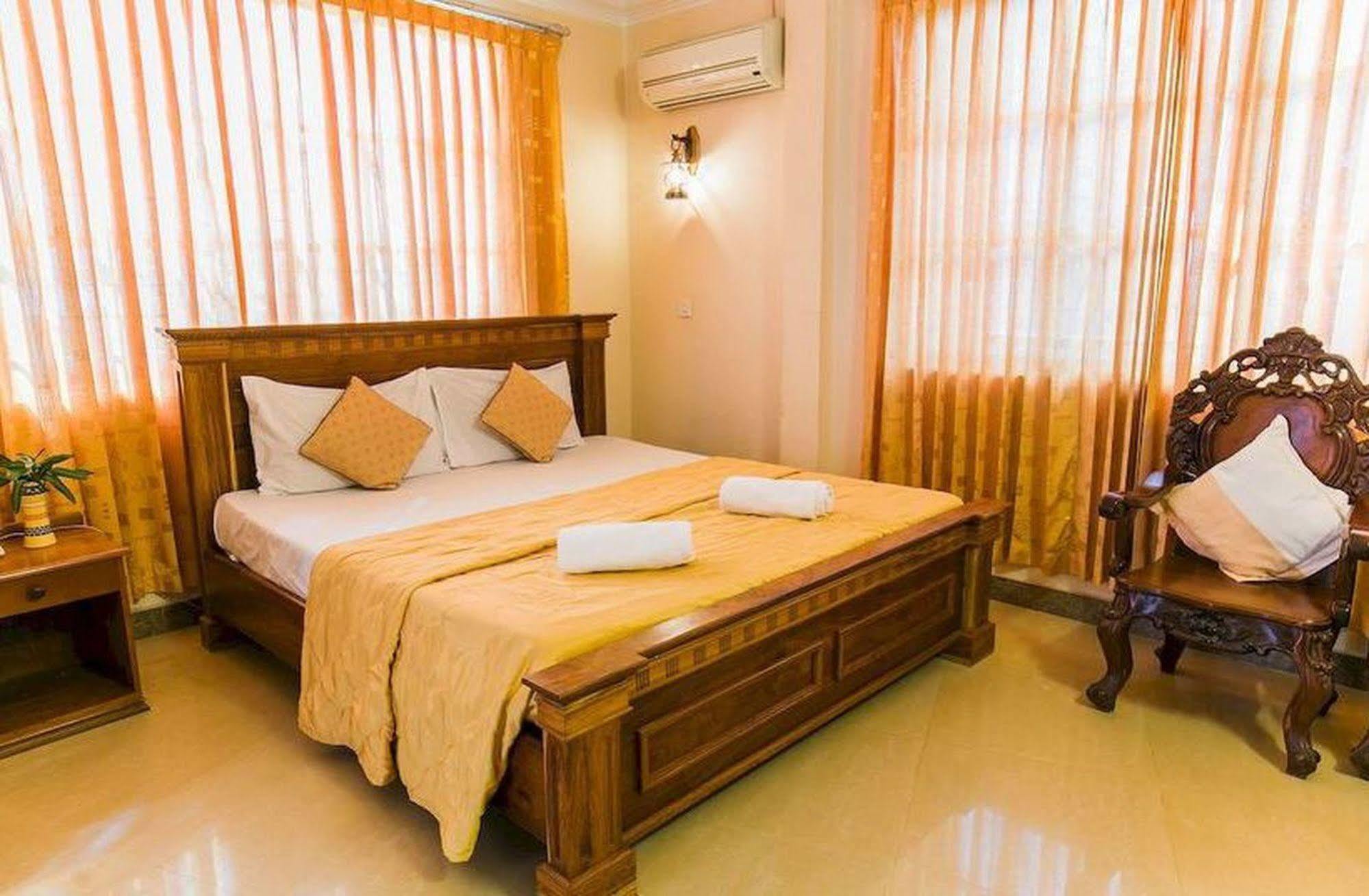 Star Hotel Battambang Buitenkant foto